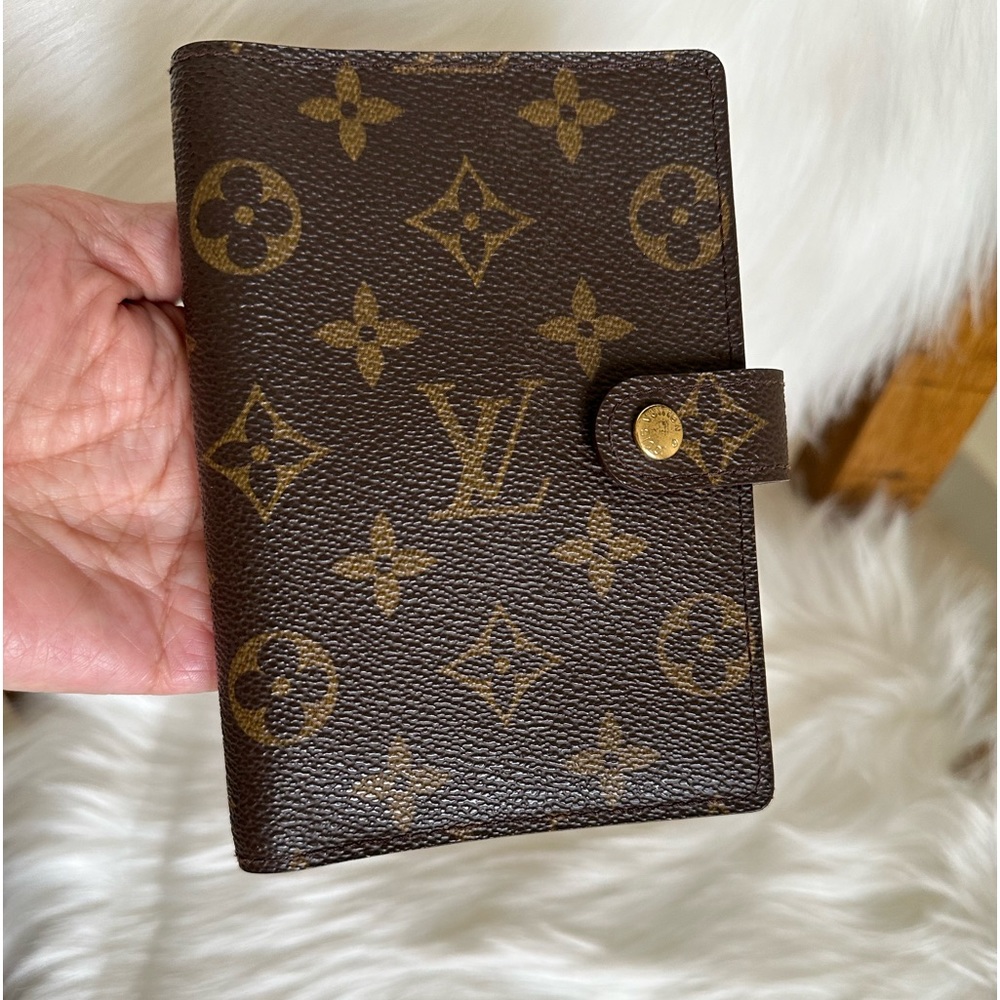 Aunt Louis Vuitton Agenda /passport credit card holder. Excellent condition